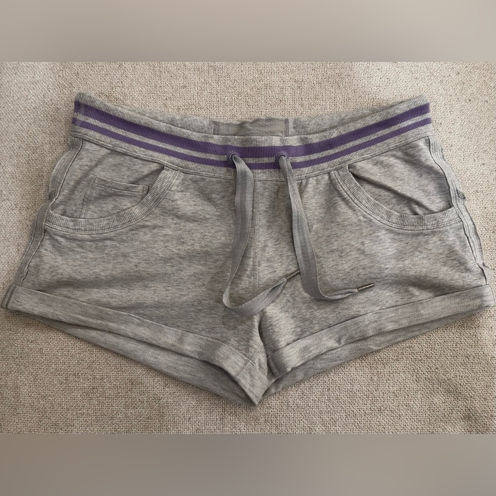 Lululemon RARE women’s 10 heather gray cuffed shorts. Wide drawstring. Pockets.